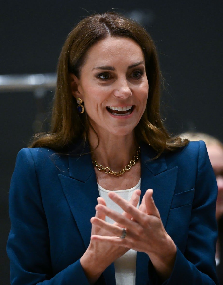 Kate Middleton dispensa looks românticos e investe em terno e colar de corrente em evento em Londres